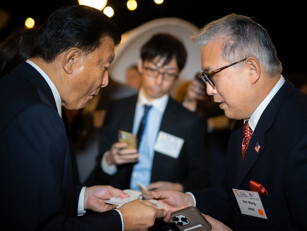 副总裁Eric Wang代表美狮贵宾会集团接待了日本経済再生担当大臣