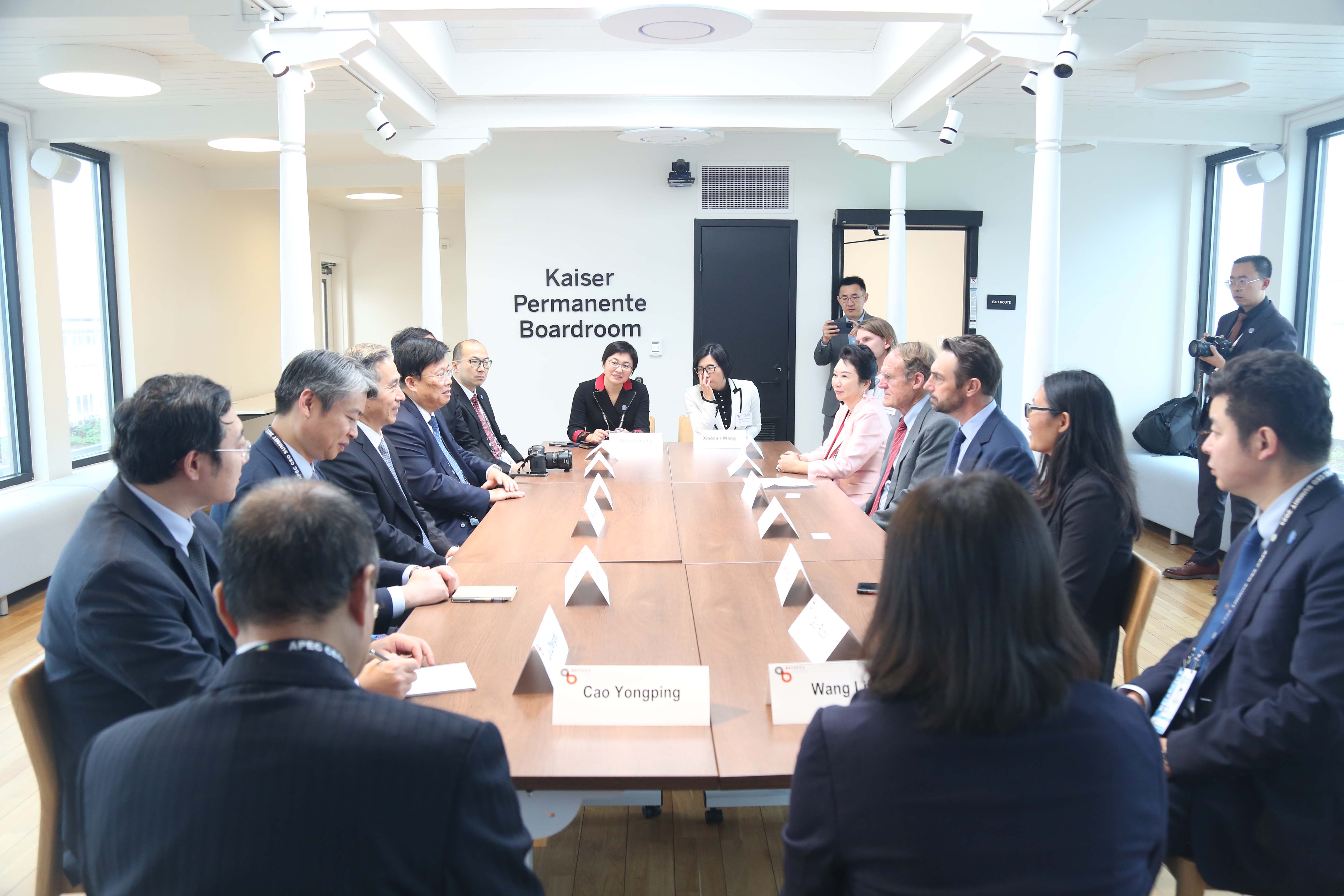 美狮贵宾会集团董事局李俐与中国贸促会会长任鸿斌交流
